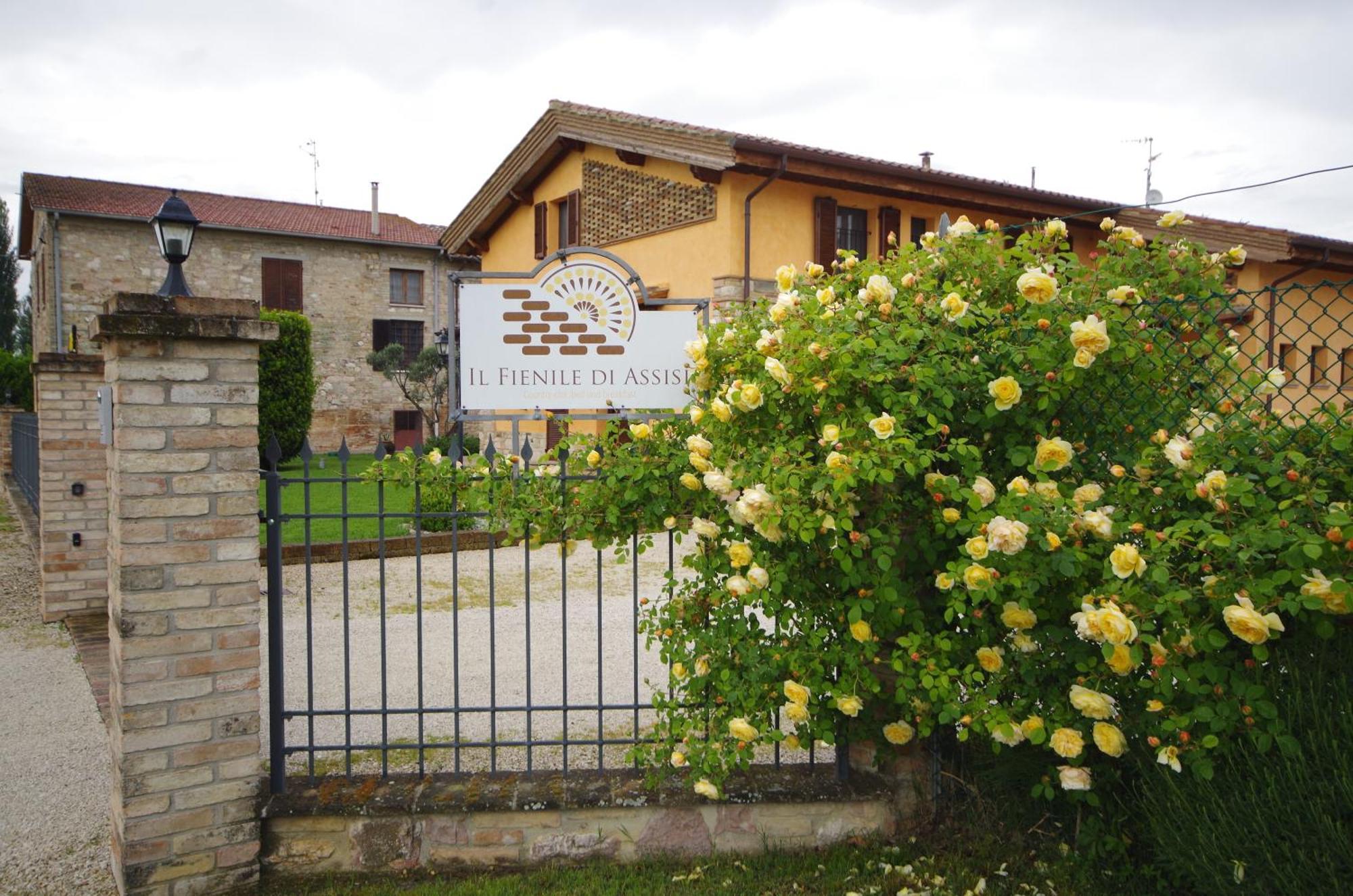 Il Fienile Di Assisi Villa Bagian luar foto